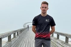 Timo Hartmann vor der Seebrücke in Kellenhusen - bald nimmt er bei 25 Grad in Australien an der Discgolf-WM teil.