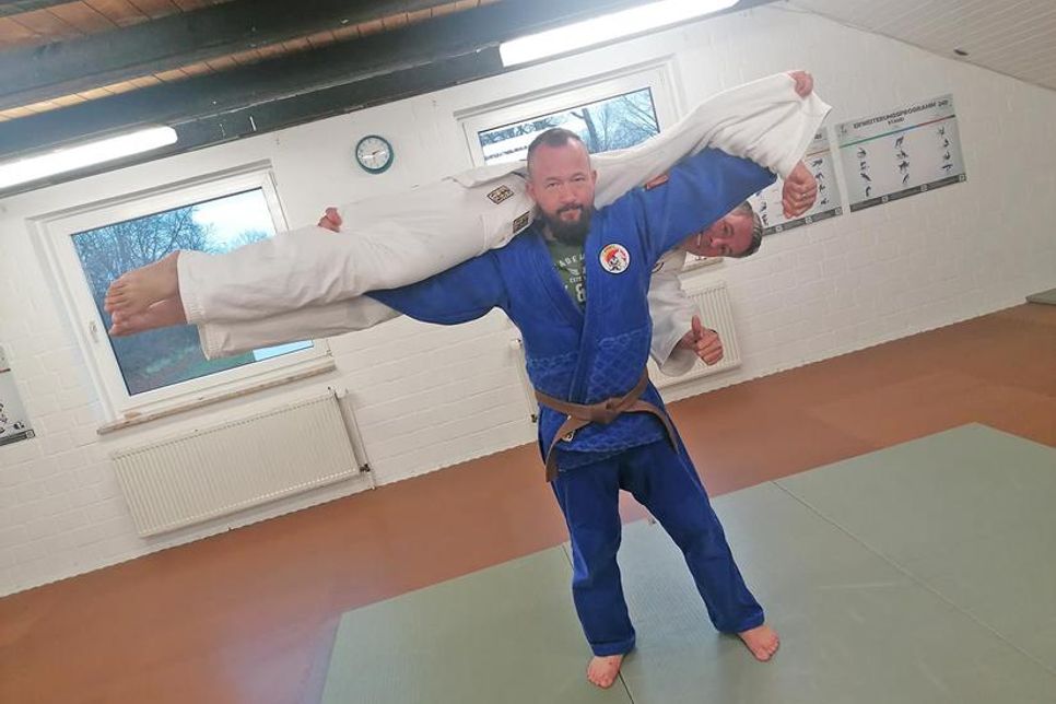 Trainer André Blöck und Günter von Kniese zeigen eine Übung.