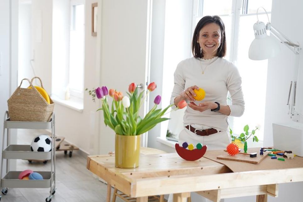 Sophia Schäffler hält in ihren neuen Praxisräumen in der Brodauer Straße 5 zahlreiche Hilfsmittel für unterschiedliche Therapien bereit.
