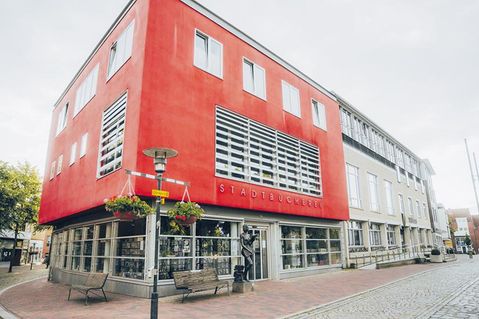 Am 14. Mai finden die Angebote und Aktionen rund um das 60-jährige Bestehen in und vor der Stadtbücherei in Bad Schwartau statt.