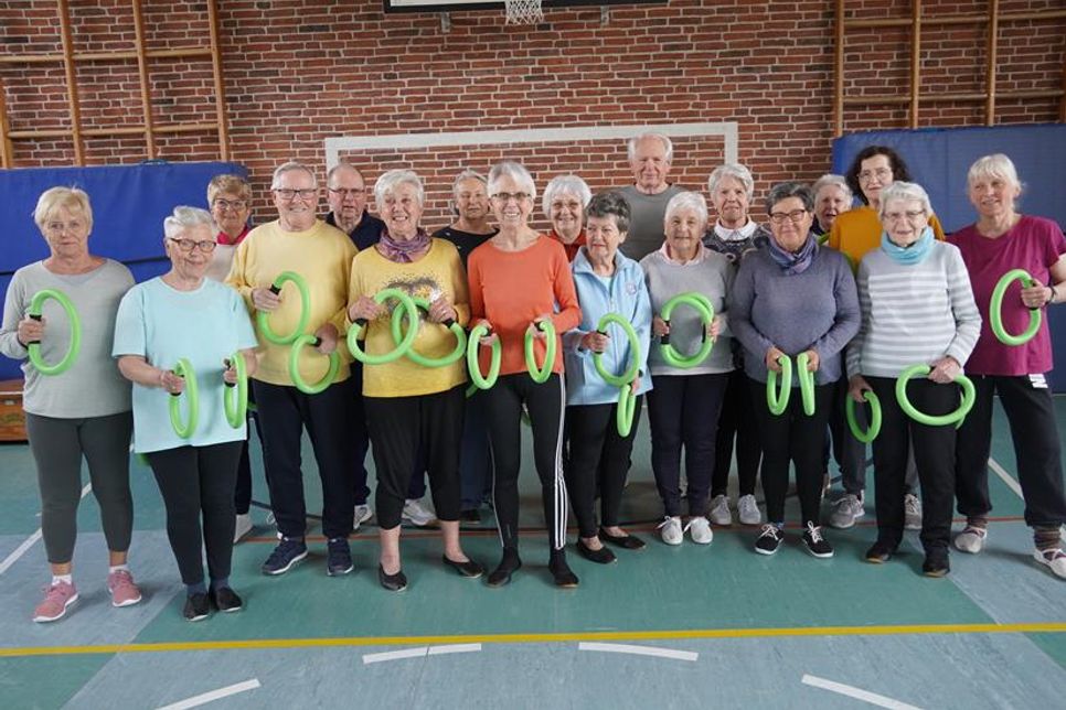 Die muntere Gruppe vom Verein für Bewegungstherapie mit den neu angeschafften Smovey‘s.