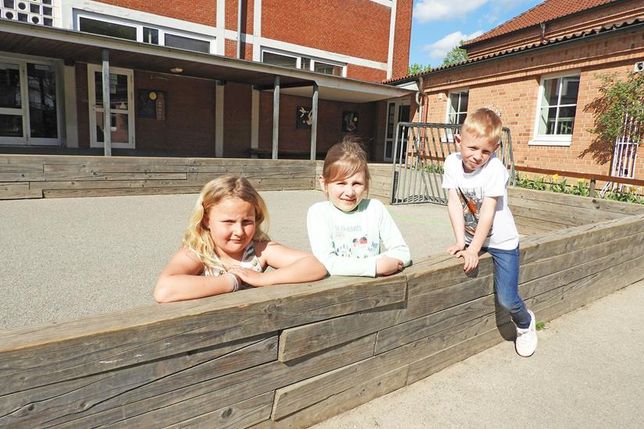 Der Bolzplatz eignet sich bestens für einen Pausen-Kick: „Aber man hier auch gut Blinde Kuh spielen“, verrät Jule. Damit der Spaß nicht bald enden muss, bräuchte es eine Reparatur der Holzumrandung: „Hier gucken schon die Bretter raus“, zeigen die Kinder. Wie es ist, wenn ein Lieblingsplatz gesperrt wird, wissen sie genau. Am Eingang der grünen Laube ein paar Meter weiter, in der es Schatten und Stille gibt, baumelt ein Verbotsschild. Der Schulverein würde gern helfen. Dafür aber braucht es Eltern, die Mitglieder werden. Und auch über Unterstützung aus der Gemeinde würde man sich freuen.