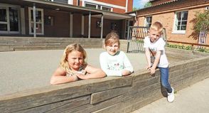 Der Bolzplatz eignet sich bestens für einen Pausen-Kick: „Aber man hier auch gut Blinde Kuh spielen“, verrät Jule. Damit der Spaß nicht bald enden muss, bräuchte es eine Reparatur der Holzumrandung: „Hier gucken schon die Bretter raus“, zeigen die Kinder. Wie es ist, wenn ein Lieblingsplatz gesperrt wird, wissen sie genau. Am Eingang der grünen Laube ein paar Meter weiter, in der es Schatten und Stille gibt, baumelt ein Verbotsschild. Der Schulverein würde gern helfen. Dafür aber braucht es Eltern, die Mitglieder werden. Und auch über Unterstützung aus der Gemeinde würde man sich freuen.
