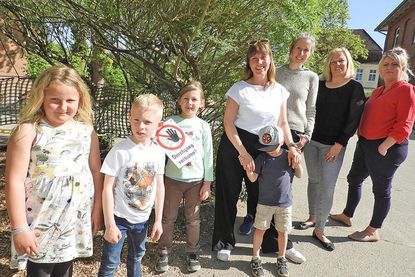 Jule, Matti, Frederik, Mirca Bünning, Petra Eichner, Natascha Gottschalk und Nadine Schulz werben vor dem gesperrten Pavillon für eine Mitgliedschaft im Schulverein.