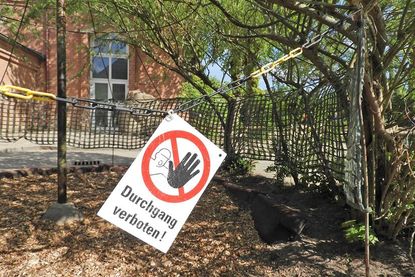 Kein schöner Anblick: Ein Verbotsschild auf dem Schulhof.