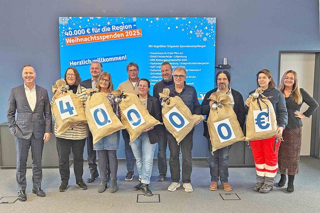 Anna Wiatrok, Leiterin Marketing/Kommunikation (rechts im Bild) mit den Vertreterinnen und Vertretern der geförderten sozialen Institutionen und Co-Vorstandssprecher Lars Nissen (links).