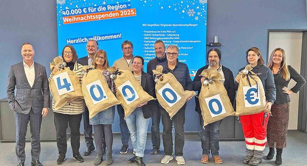 Anna Wiatrok, Leiterin Marketing/Kommunikation (rechts im Bild) mit den Vertreterinnen und Vertretern der geförderten sozialen Institutionen und Co-Vorstandssprecher Lars Nissen (links).