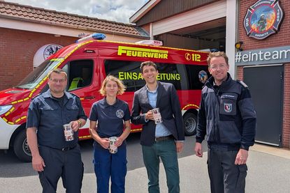 Jugendwart Kai Gnepper, Schriftwartin der Jugendfeuerwehr Alyssa Bötel, Vorsitzender der CDU Grömitz Benedict Küpker und Ortswehrführer Jacob Revenstorf.