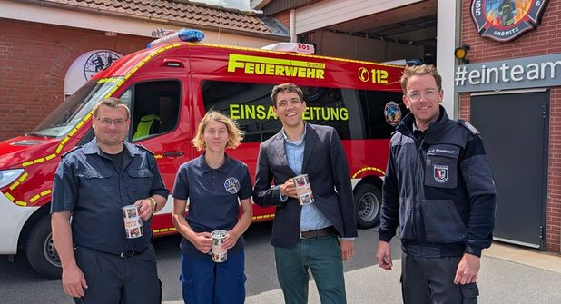 Jugendwart Kai Gnepper, Schriftwartin der Jugendfeuerwehr Alyssa Bötel, Vorsitzender der CDU Grömitz Benedict Küpker und Ortswehrführer Jacob Revenstorf.