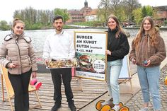 Victoria Meier (Eutin Tourismus GmbH) Maget Othmany (‚Fatima‘ Catering), Kimberly Schoering und Lara Kuhlmann (Eutin Tourismus GmbH, v.li.) freuen sich auf „Burger an Kunst“.