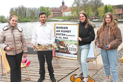 Victoria Meier (Eutin Tourismus GmbH) Maget Othmany (‚Fatima‘ Catering), Kimberly Schoering und Lara Kuhlmann (Eutin Tourismus GmbH, v.li.) freuen sich auf „Burger an Kunst“.