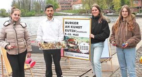 Victoria Meier (Eutin Tourismus GmbH) Maget Othmany (‚Fatima‘ Catering), Kimberly Schoering und Lara Kuhlmann (Eutin Tourismus GmbH, v.li.) freuen sich auf „Burger an Kunst“.