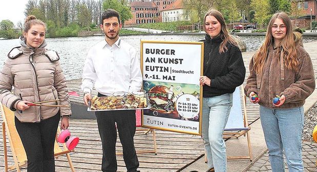 Victoria Meier (Eutin Tourismus GmbH) Maget Othmany (‚Fatima‘ Catering), Kimberly Schoering und Lara Kuhlmann (Eutin Tourismus GmbH, v.li.) freuen sich auf „Burger an Kunst“.