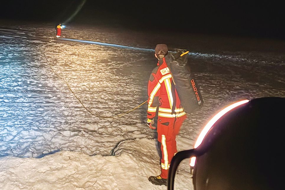 Feuerwehr rettet Schwan aus dem Eis der Ostsee