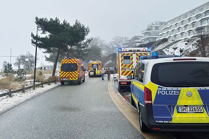 Mann und Hund im Eis eingebrochen