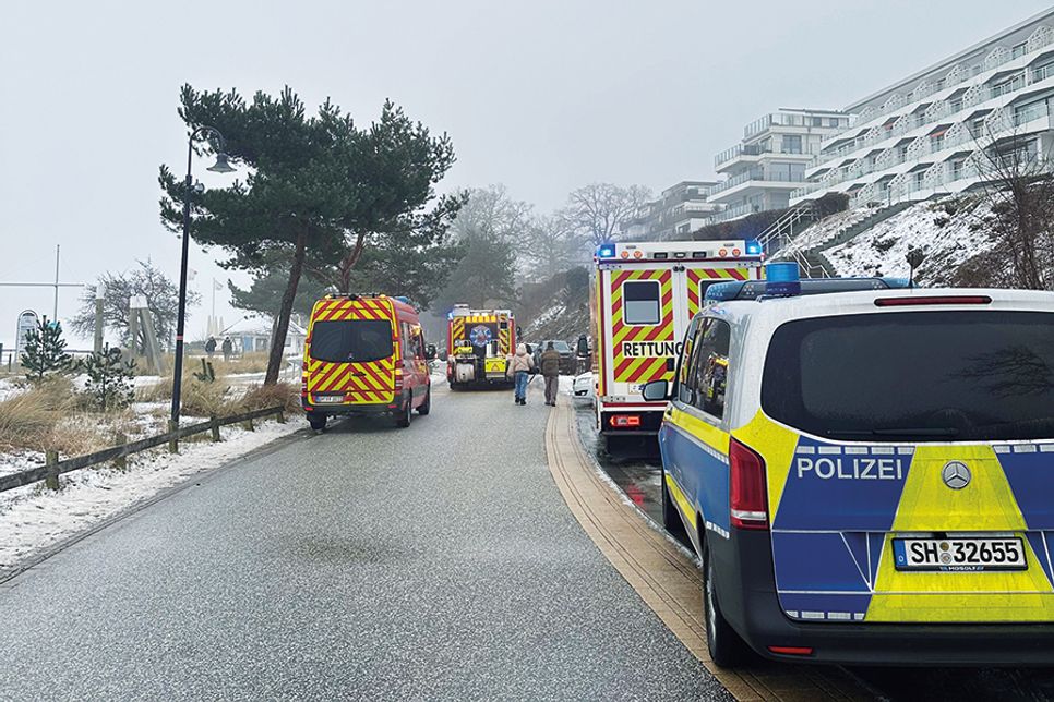 Mann und Hund im Eis eingebrochen