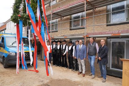Die Zimmerleute der Firma Walter Hoffmann mit (v. re.) Leiter Hochbau (Stadt Neustadt) Patrick Zondler, Geschäftsführer der Zimmerei Hoffmann Ralf Hoffmann und Bürgermeister Mirko Spieckermann.