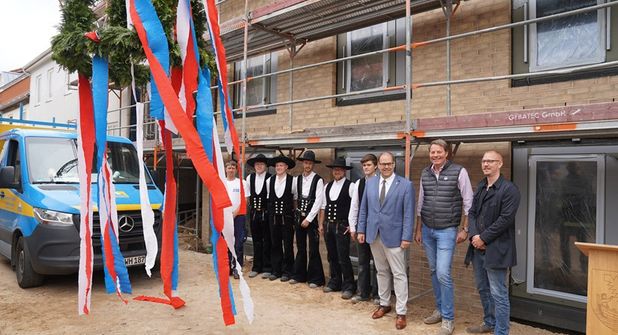 Die Zimmerleute der Firma Walter Hoffmann mit (v. re.) Leiter Hochbau (Stadt Neustadt) Patrick Zondler, Geschäftsführer der Zimmerei Hoffmann Ralf Hoffmann und Bürgermeister Mirko Spieckermann.