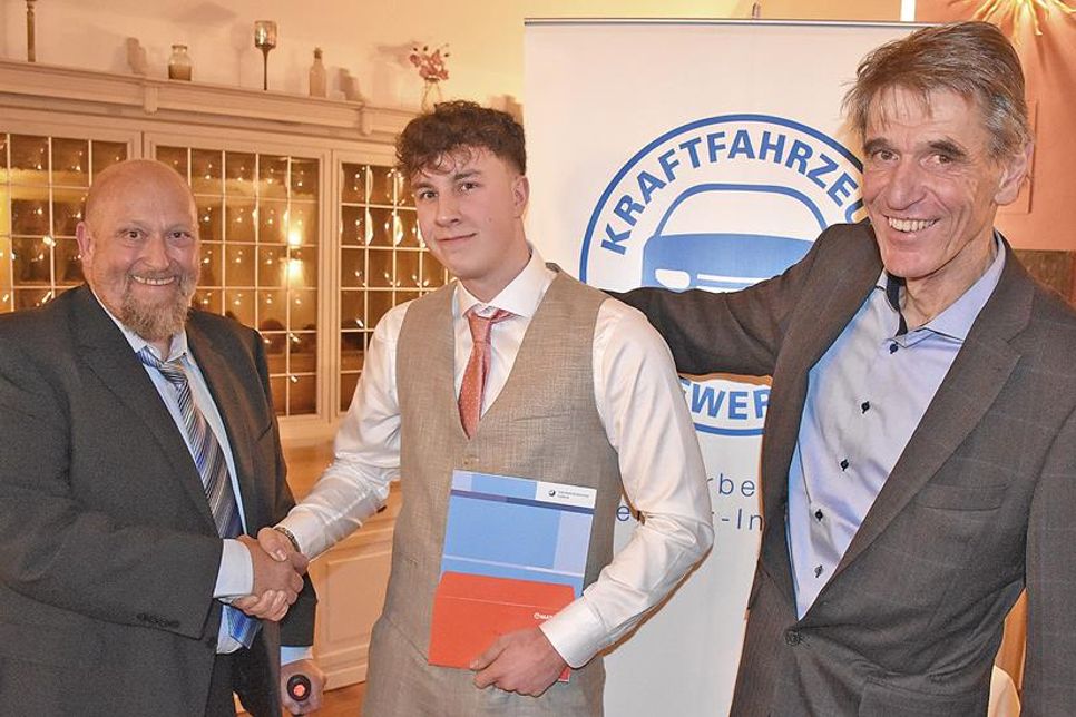 Bjaarne Knud Ströde wurde vom Pru¨fungsausschussvorsitzenden Andreas Schmalz (links) und von Obermeister Claus-Henrick Estorff als innungsbester Prüfling ausgezeichnet.