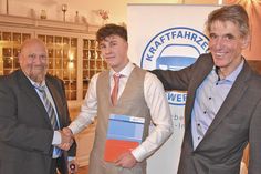Bjaarne Knud Ströde wurde vom Pru¨fungsausschussvorsitzenden  Andreas Schmalz (links) und von Obermeister Claus-Henrick Estorff als innungsbester Prüfling ausgezeichnet.