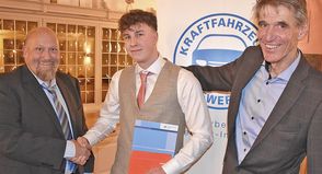 Bjaarne Knud Ströde wurde vom Pru¨fungsausschussvorsitzenden  Andreas Schmalz (links) und von Obermeister Claus-Henrick Estorff als innungsbester Prüfling ausgezeichnet.