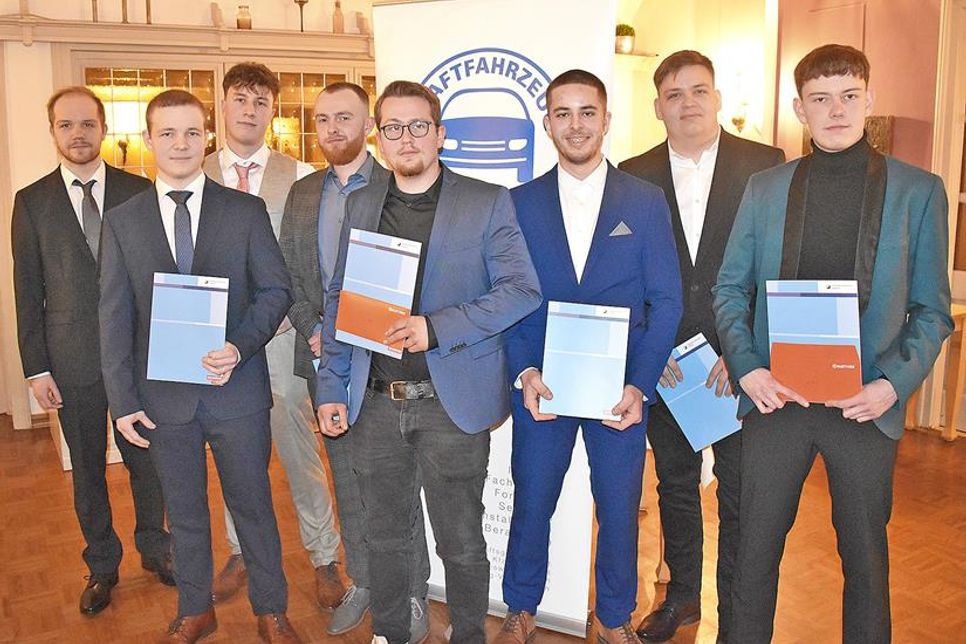Haben die Gesellenprüfung im Ausbildungsberuf Kfz-Mechatroniker bestanden (v.l.): Marvin Wohlert, Tom Meyer, Bjaarne Knud Ströde, Philipp Zühlke, Philipp Koslik, Tibo Leander Hoppe, Jeremy Stichert und Philipp Reis.