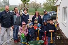 Landrat Timo Gaarz (lks.) gemeinsam mit dem Ausschussvorsitzendem Falko Siering und Klimaschutzmanagerin Leslie Matthiesen beim Kindergarten der Freien evangelischen Gemeinde Lensahn