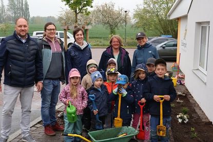 Landrat Timo Gaarz (lks.) gemeinsam mit dem Ausschussvorsitzendem Falko Siering und Klimaschutzmanagerin Leslie Matthiesen beim Kindergarten der Freien evangelischen Gemeinde Lensahn