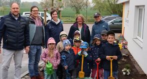 Landrat Timo Gaarz (lks.) gemeinsam mit dem Ausschussvorsitzendem Falko Siering und Klimaschutzmanagerin Leslie Matthiesen beim Kindergarten der Freien evangelischen Gemeinde Lensahn