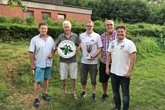 II. Öllst Klaus Groth, Eckert Groth, Leutnant Sven Gösch und Hauptschießwart Jürgen Krug mit Major Detlef Scheel (v. lks.).