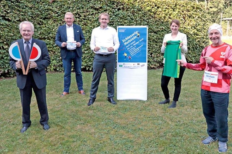 Benefizaktion „Schleswig-Holstein läuft weiter“: (V. l.) Wolfgang Delfs (SHLV-Präsident), Ulf Paetau (Volksbanken Raiffeisenbanken), Ministerpräsident Daniel Günther (Schirmherr der Aktion), Iris Kröner (AOK-Landesdirektorin) und Stefan Riedel (Initiator der Aktion) rufen zur Teilnahme am virtuellen Laufwochenende vom 2. bis 4. Oktober 2020 auf.