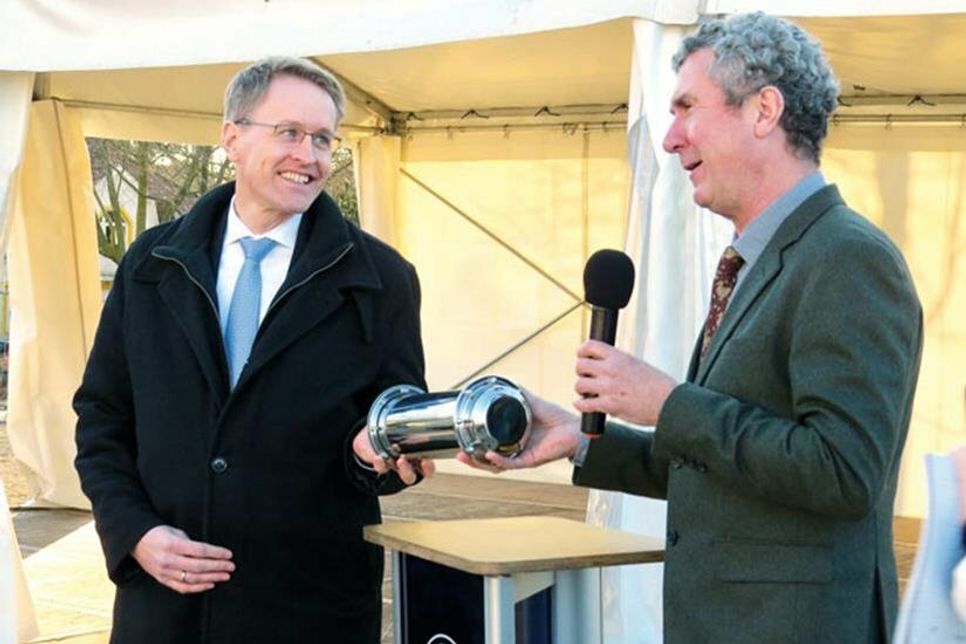 Ministerpräsident Daniel Günther und Prof. Dr. Paul Rainey, geschäftsführender Direktor am Max-Planck-Institut in Plön, vor der Grundsteinlegung für das neue Gebäude. In der Zeitkapsel befindet sich u.a. ein Zeitungsbericht über die 125-Jahr-Feier des Plöner Instituts.
