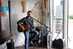Der Lübecker Lukas Kowalski begeisterte mit der Gitarre.
