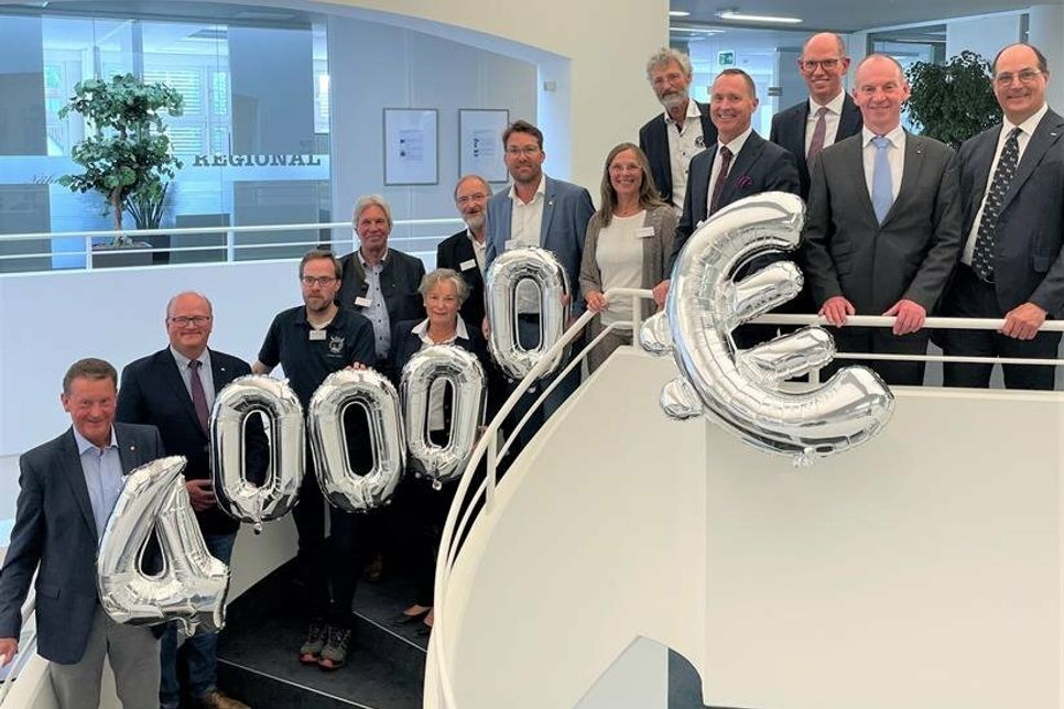 Die VR Bank zwischen den Meeren übergibt insgesamt 104.000 Euro für die Serviceclubs in der Region.