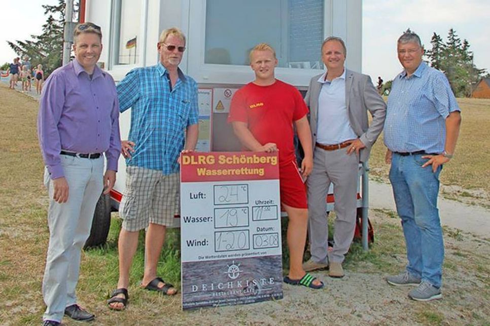 Saisonhalbzeitbilanz am Strand von Kalifornien: Lauter zufriedene Gesichter. André Schaffer, Leiter Touristikbetrieb, Rüdiger Boll, Vorsitzendes DLRG-Ortsvereins Schönberg, Philipp Setzpfand, Abschnittsleiter DLRG, Bürgermeister Peter Kokocinski, Stefan Hirt, Vorsitzender Wirtschaftsausschuss.