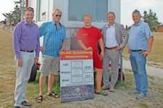 Saisonhalbzeitbilanz am Strand von Kalifornien: Lauter zufriedene Gesichter. André Schaffer, Leiter Touristikbetrieb, Rüdiger Boll, Vorsitzendes DLRG-Ortsvereins Schönberg, Philipp Setzpfand, Abschnittsleiter DLRG, Bürgermeister Peter Kokocinski, Stefan Hirt, Vorsitzender Wirtschaftsausschuss.