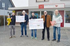 Rico Hofmann (l.) und Niko Raap (m.) vom Round Table 29 Lübeck präsentieren mit Wolf Kamlott (2.v.l.)  vom Pönitzer Museum und Stefan Paetz (r.) sowie Holger Wessel (beide „Kinder auf Schmetterlingsfllügel“)  die Spendensummen, die im Rahmen der Benefiz-Aktion insgesamt ausgeschüttet wurden.