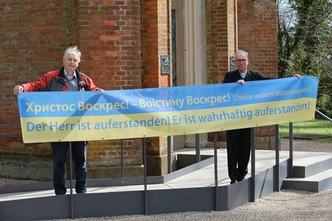 Das ukrainisch-deutsche Osterbanner. (Foto: Marc Dobkowitz)