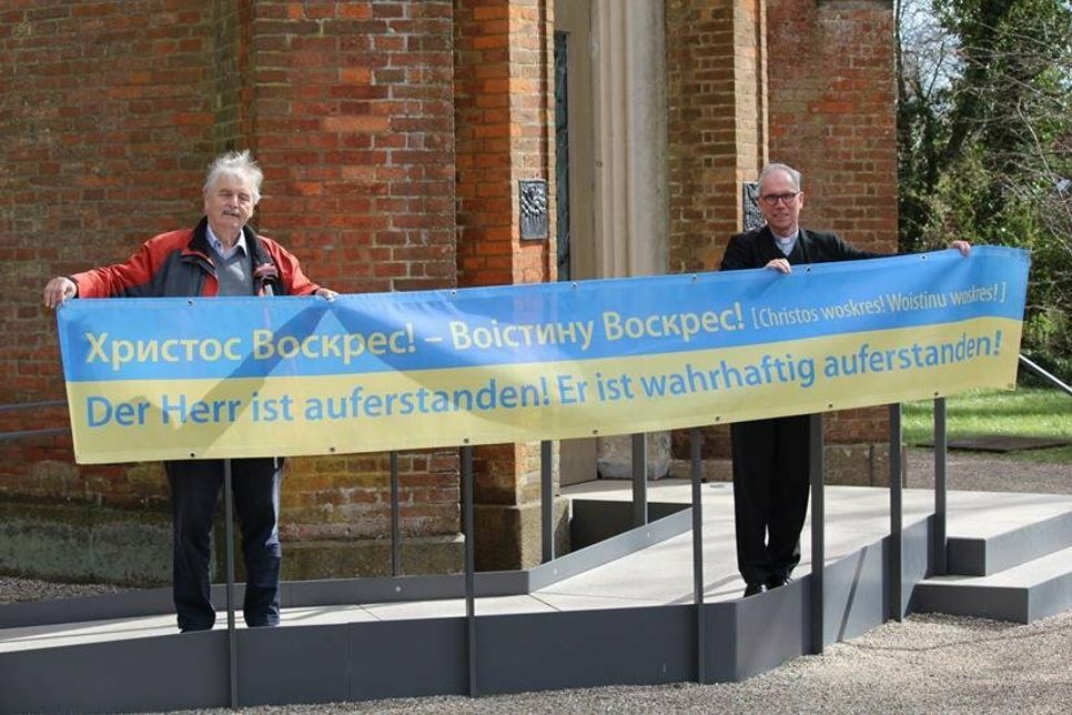 Das ukrainisch-deutsche Osterbanner. (Foto: Marc Dobkowitz)