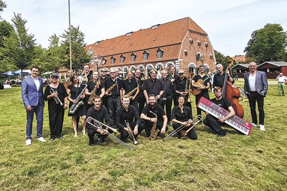 Die Big Band Bad Schwartau e.V. unter der Leitung von Martin Berner nach dem gelungenen Konzert auf Gut Pronstorf. (Foto: hfr)