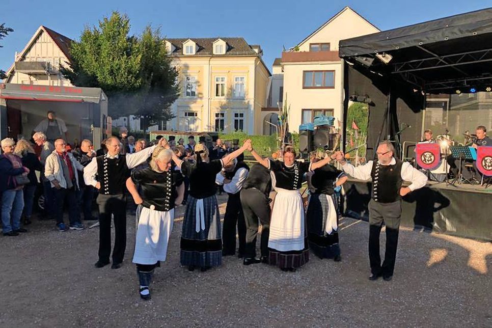 Auch die Lokalmatadoren vom Neustädter Volkstanzkreis zeigten beim Gastelternabend ihr Können.