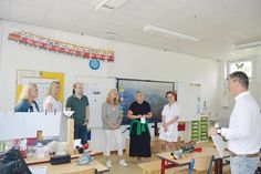 Vor den Schulleiterinnen der Gemeinde Ratekau und seinen Mitarbeitern aus dem Rathaus nahm Verwaltungschef Thomas Keller exemplarisch in der Grundschule Ratekau die offizielle „Einweihung“ der Whiteboards vor.