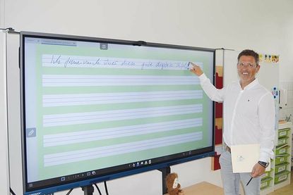 Nach der Aufforderung, das neue Whiteboard einmal selbst auszuprobieren, schrieb Ratekaus Bürgermeister Thomas Keller spontan den Satz „Ich freue mich über diese gute digitale Tafel!“.