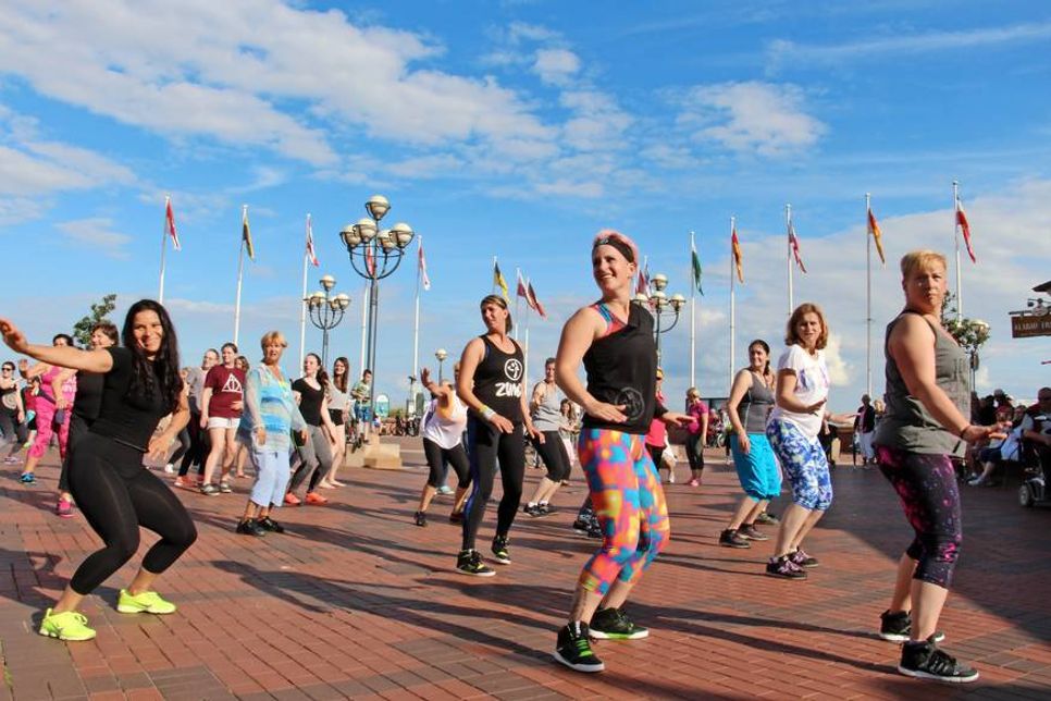 Grömitz. Die sportlichste Woche des Ostseebades hatte mit Golf, Wassersport, Beachvolleyball und vielem mehr jede Menge für jedermann zu bieten. Letzten Dienstag wurde es ganz besonders beschwingt und bunt auf dem Seebrückenvorplatz, wo über 30 Zumbateilnehmerinnen das sportliche Tanzbein schwangen. Das Ende von Grömitz‘ sportlichste Woche wird an diesem Wochenende eingeläutet mit der „Unser Norden Beachtour“ am heutigen Samstag ab 11 Uhr am Strand neben der Seebrücke, wo die Beachvolleyballer direkt neben der Seebrücke bestaunt werden können. (he)