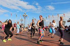 Grömitz. Die sportlichste Woche des Ostseebades hatte mit Golf, Wassersport, Beachvolleyball und vielem mehr jede Menge für jedermann zu bieten. Letzten Dienstag wurde es ganz besonders beschwingt und bunt auf dem Seebrückenvorplatz, wo über 30 Zumbateilnehmerinnen das sportliche Tanzbein schwangen. Das Ende von Grömitz‘ sportlichste Woche wird an diesem Wochenende eingeläutet mit der „Unser Norden Beachtour“ am heutigen Samstag ab 11 Uhr am Strand neben der Seebrücke, wo die Beachvolleyballer direkt neben der Seebrücke bestaunt werden können. (he)