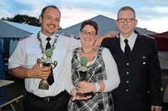 Hauke Koplin (lks.) mit Ulrike Slottke und Ortswehrführer Frank Paustian.