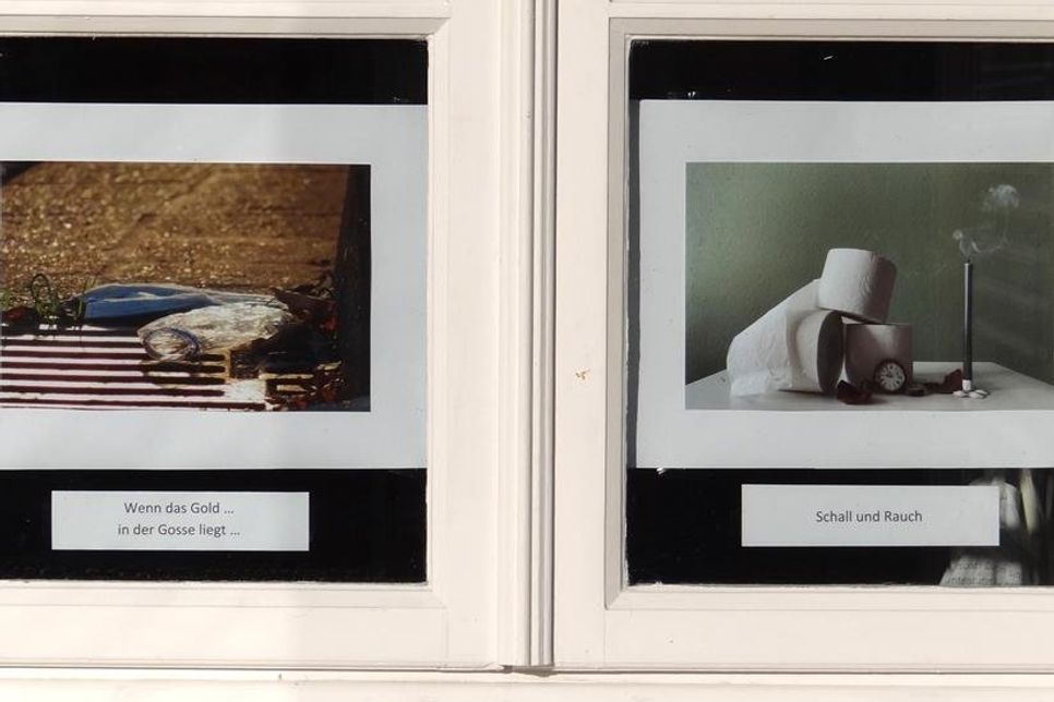 Die Fenster des „Kaffee Westseite“ auf dem Bahnsteig zeigen Fotokunst.