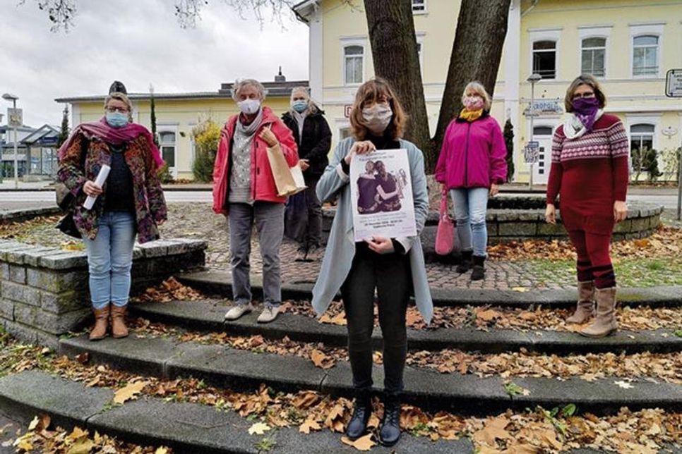 Laden zur Aktionswoche ein: Pastorin Gertrud Schäfer, Ökumenische Arbeitsstelle KK Plön-Segeberg; Mechthild Taßler, Tanzleiterin; Andrea Heitmann, Frauenhaus Kreis Plön; Julia Jünemann, Frauenarbeit KK Plön-Segeberg; Annette Zacharias, AWO Interkulturell; Yvonne Deerberg, Gleichstellungsstelle Stadt Preetz (v. l.)