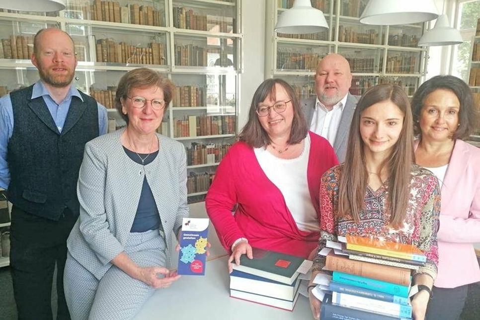 Dr. Jost Eickmeyer, Dr. Margarete Mehdorn (Regionale Beraterin Deutsch-französischer Bürgerfonds), Sandrine Renaud, Professor Dr. Axel Walter, Laura Cyrille und Anja Sierks-Pfaff (Kulturstiftung des Kreises) freuen sich über ein weiteres Beispiel europäischer Zusammenarbeit an der ELB.