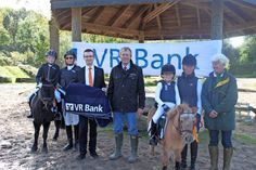 Ole Sawtschin von der VR Bank, PSFV-Vorstandsvorsitzender Burkhard Beck-Broichsitter und 2. Vorsitzende Hanna Huppelsberg-Zwöck (v. lks.) mit den Siegerinnen Anna Goldenbaum und Hestia Rehm auf ihren Pferdchen.